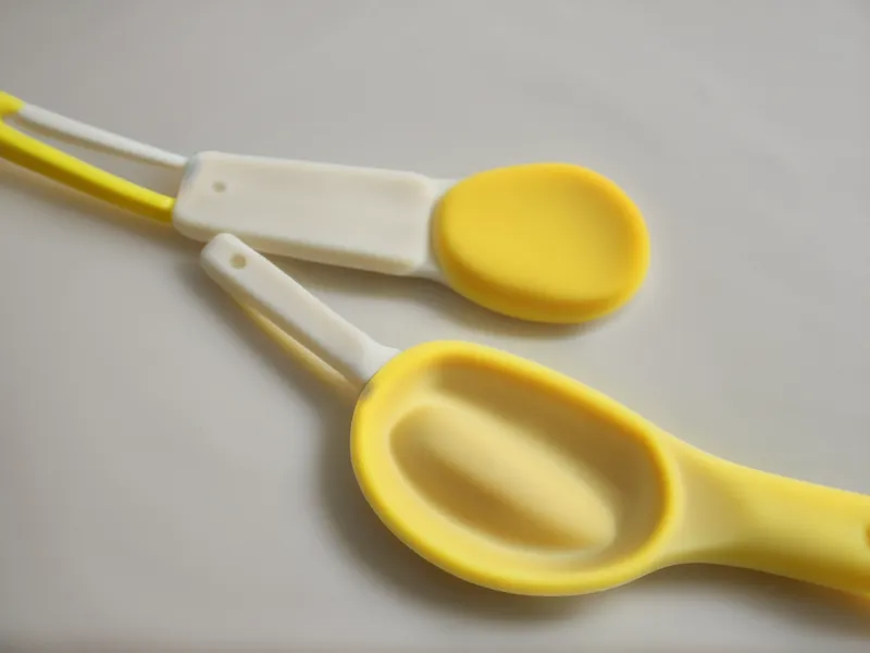 mezclando extracto natural de esencia en buttercream casero con espátula amarilla